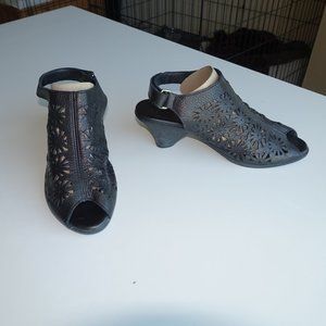 Arche 7M/38 Peep-Toe Leather Gladiator Sandals, Near New, 2-3/8" Heel